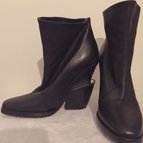 ✨ THEYSKENS' THEORY Black Metal Leather Booties - Picture 4 of 5